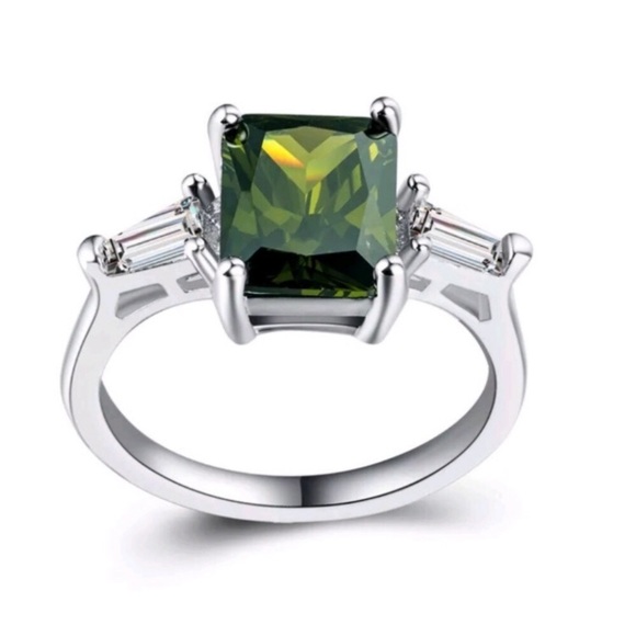 Peridot & Sterling Silver Princess Cut Ring - Picture 5 of 7
